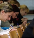 Étudiants dans une salle de cours.