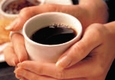 Mains sur une tasse de café.
