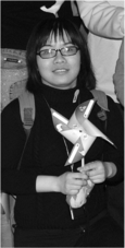 Photographie de Ying Li avec un virevent dans les mains