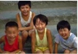4 enfants asiatiques qui sourient.