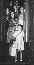 Photo en noir et blanc d'une famille descendant d'un train.