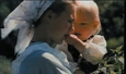 Une femme qui tient un bébé dans ses bras.