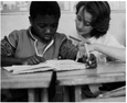 Deux enfants travaillant ensemble en classe.