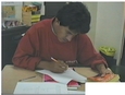 Une homme qui fait des travaux en classe.