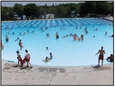 Piscine et gens qui se baignent