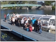 Des gens sur un quai devant le Bateau-Mouche