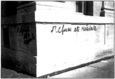 Les mots "refuse et résiste" écrits sur un mur