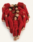 Enfants vêtus de rouge et installés en forme de coeur.