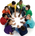 Enfants représentant différentes ethnies assis en cercle.
