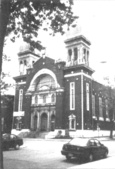 Vue de face de l'église Notre-Dame-des-Victoires devant le parc Thibodeau