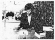 Une femme devant qui regarde une feuille et un crayon sur une table.