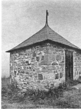 L'ancien charnier situé derrière l'église.