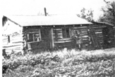 Un camp en bois rond.