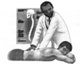 Un homme reçoit un massage.