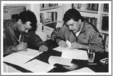 Deux hommes qui étudient