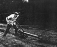 Homme qui laboure une terre.