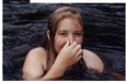 Une jeune fille dans l'eau qui se bouche le nez.