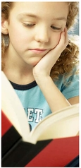 Une jeune fille qui lit un livre