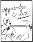 Des adultes dans une classe, "Apprendre à lire et à écrire c'est gratuit!" écrit au tableau.