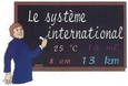 Un homme qui écrit au tableau : «Le système international 25ºC, 16 ml, 8 cm, 13 km»