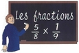 Un homme qui écrit sur un tableau noir : «Les fractions  5/8 x 1/9»