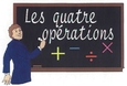 Un homme qui écrit au tableau noir «Les quatres opérations, + - ÷ x»